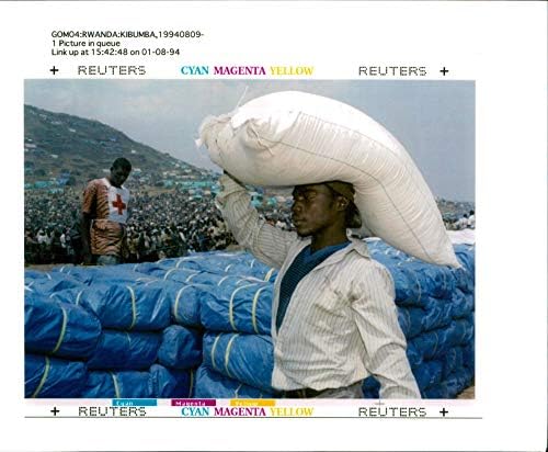 Ruanda Savaşının vintage fotoğrafı: ruandalı mülteci 50 kg'lık bir mısır torbası taşıyor.
